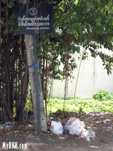 No Garbage Dumping Sign in Bangkok