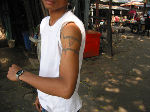 Thai Tattoo 3 Che lookalike has a scary scull sibling on the other shoulder